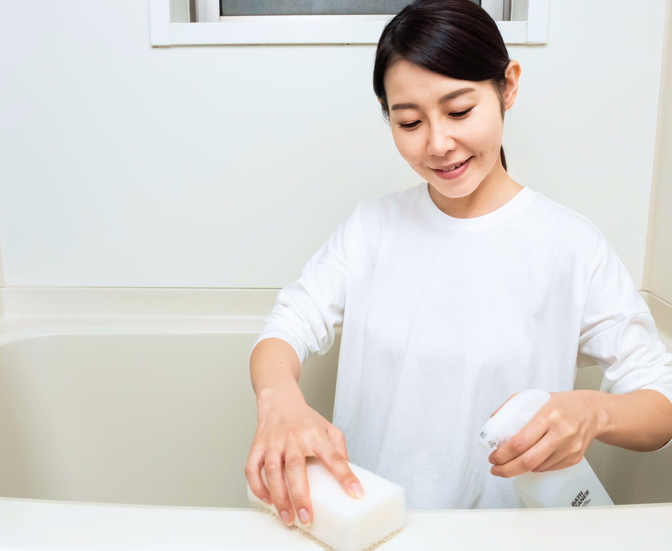 清掃をしている女性の写真