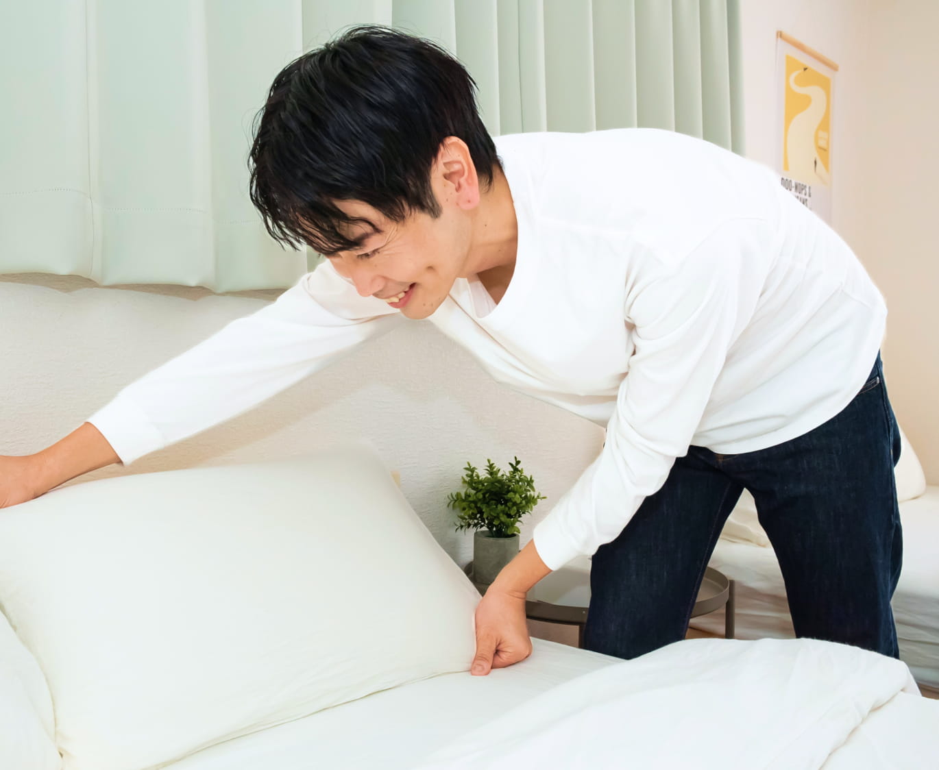 清掃をしている男性の写真