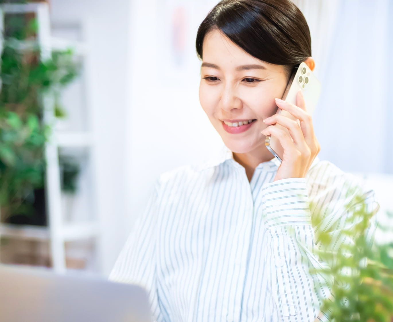 電話をしている女性の写真
